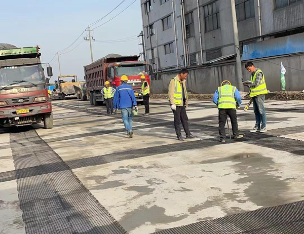 柳江老材料的新故事：玻璃纤维土工格栅如何在‘白改黑’浪潮中重获新生？